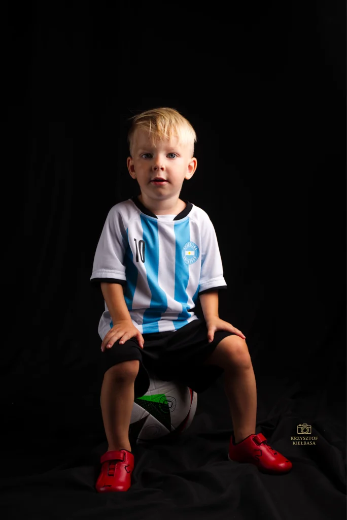 Mały chłopczyk z piłkom sesja studyjna Geleen