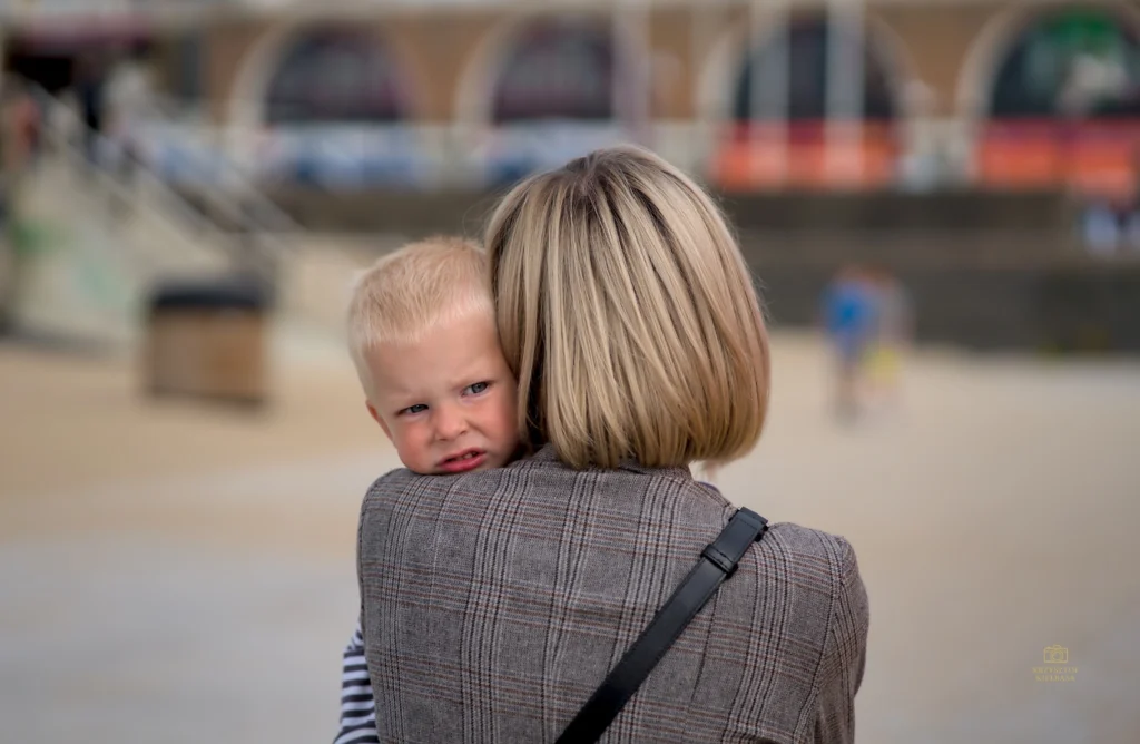 Kamil z mamą sesja zdjęciowa w plenerze polski fotograf NL
