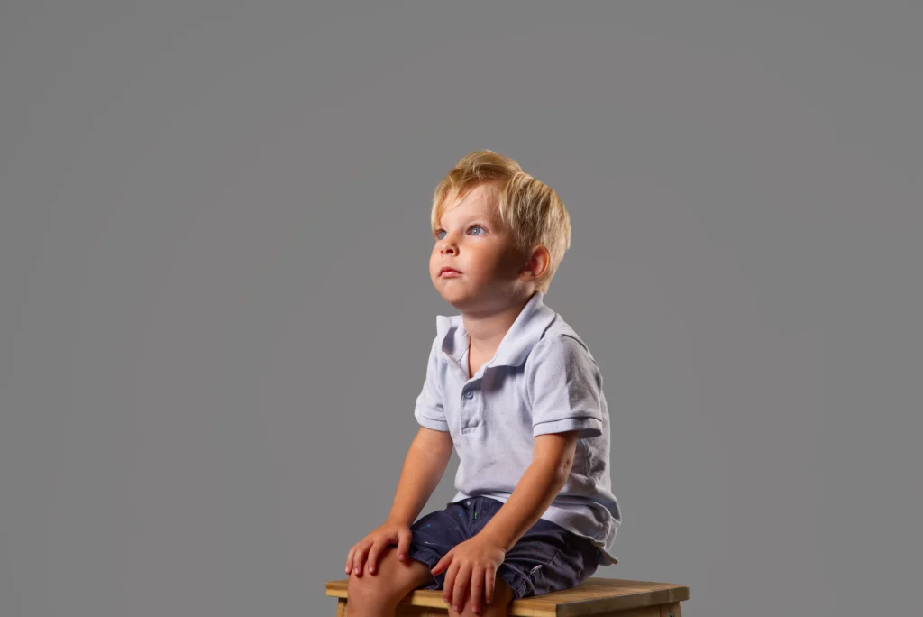 Portret studyjny dziecka, fotografia dziecięca zdjęcie na potrzeby sesji dziecięcej