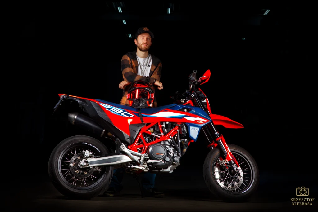 Polski fotograf NL Sesja fotograficzna motocykla KTM 690 SMC R z motocyklistą, nowoczesna fotografia motocyklowa, Geleen Limburgia