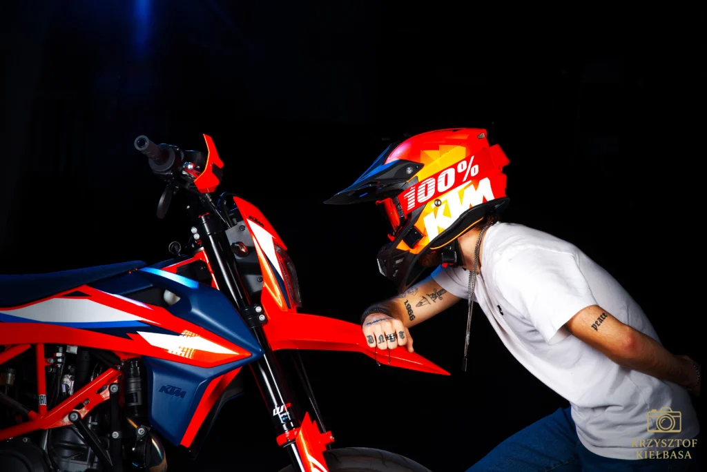 Polski fotograf NL Sesja fotograficzna motocykla KTM 690 SMC R z motocyklistą, nowoczesna fotografia motocyklowa, Geleen Limburgia
