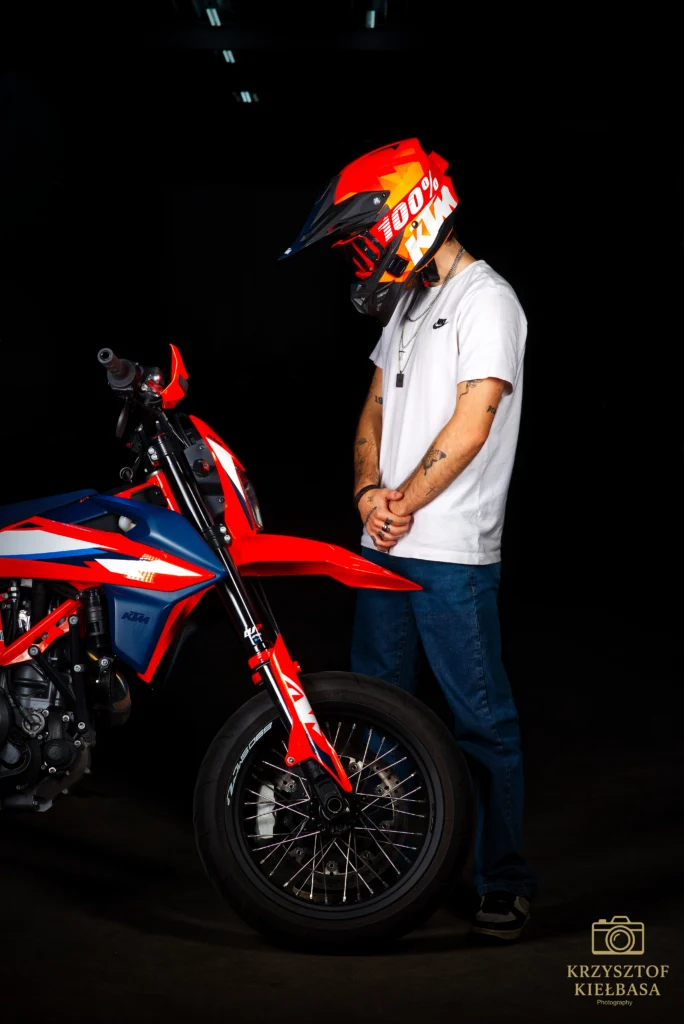 Polski fotograf NL Sesja fotograficzna motocykla KTM 690 SMC R z motocyklistą, nowoczesna fotografia motocyklowa, Geleen Limburgia