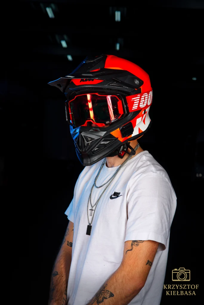 Polski fotograf NL Sesja fotograficzna motocykla KTM 690 SMC R z motocyklistą, nowoczesna fotografia motocyklowa, Geleen Limburgia