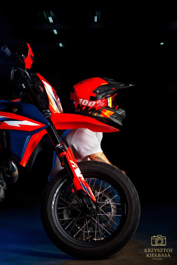 Polski fotograf NL Sesja fotograficzna motocykla KTM 690 SMC R z motocyklista nowoczesna fotografia motocyklowa Geleen Limburgia14