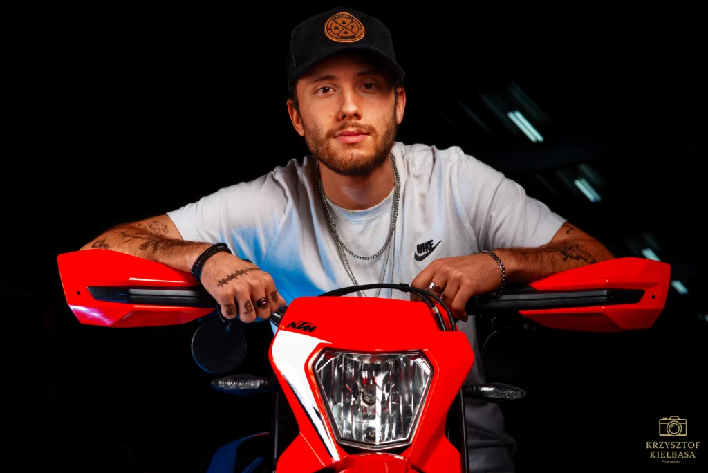 Polski fotograf NL Sesja fotograficzna motocykla KTM 690 SMC R z motocyklistą, nowoczesna fotografia motocyklowa, Geleen Limburgia