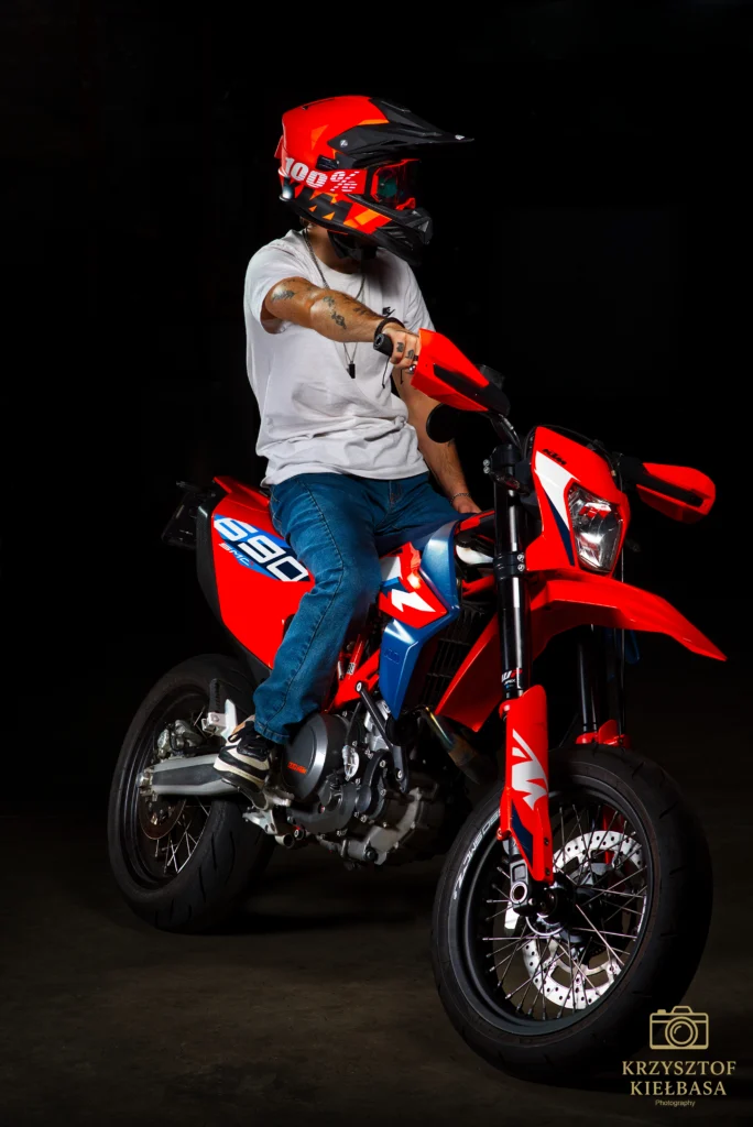 Polski fotograf NL Sesja fotograficzna motocykla KTM 690 SMC R z motocyklistą, nowoczesna fotografia motocyklowa, Geleen Limburgia