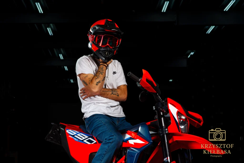 Polski fotograf NL Sesja fotograficzna motocykla KTM 690 SMC R z motocyklistą, nowoczesna fotografia motocyklowa, Geleen Limburgia