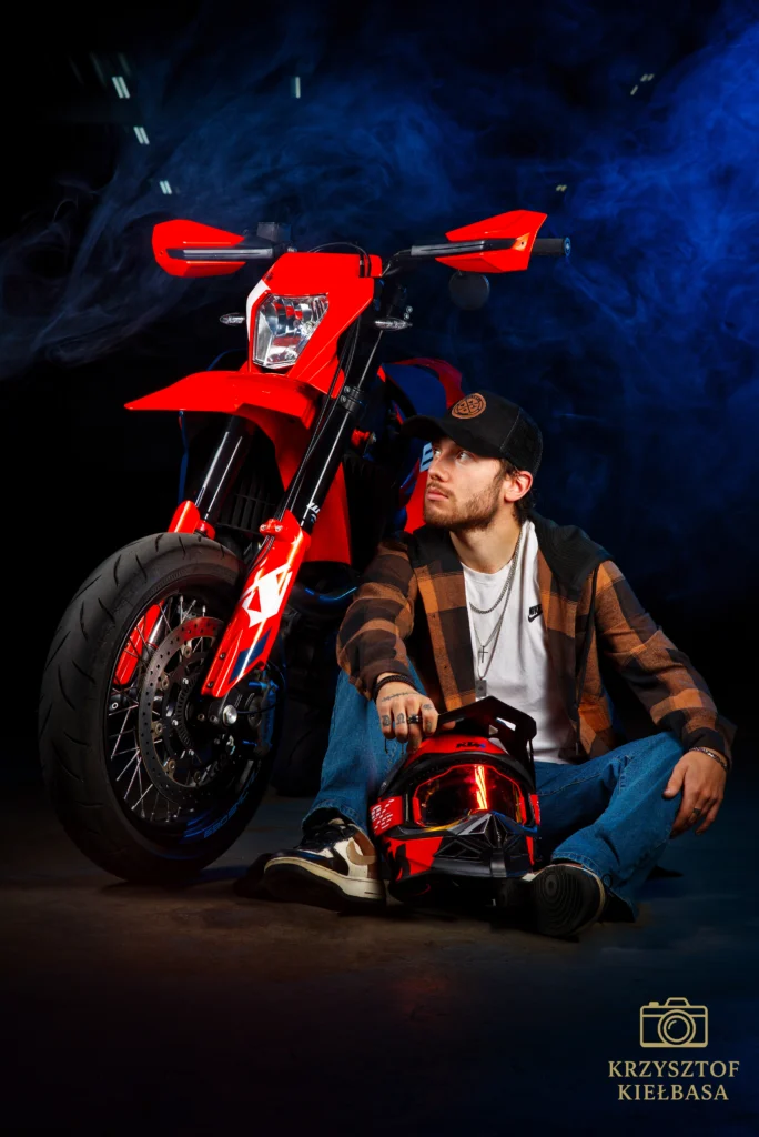 Polski fotograf NL Sesja fotograficzna motocykla KTM 690 SMC R z motocyklistą, nowoczesna fotografia motocyklowa, Geleen Limburgia