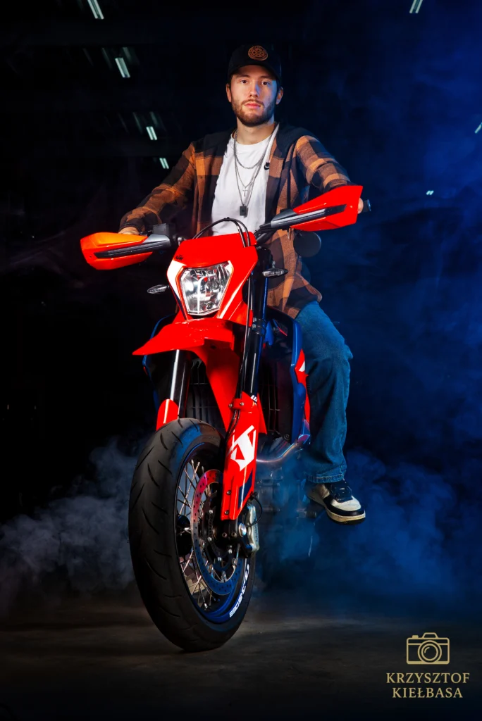 Polski fotograf NL Sesja fotograficzna motocykla KTM 690 SMC R z motocyklistą, nowoczesna fotografia motocyklowa, Geleen Limburgia